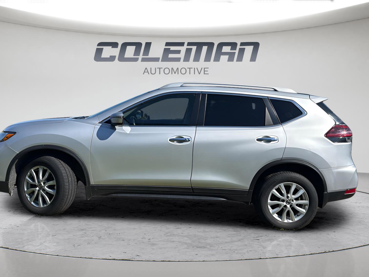 Used 2018 Nissan Rogue SV image 2