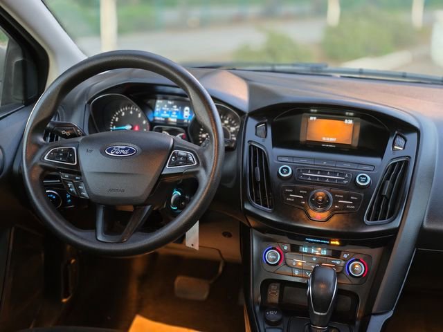 Used 2018 Ford Focus SE w/ SE Appearance Package image 24