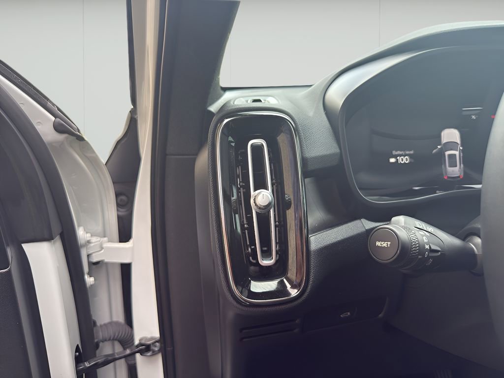 Used 2023 Volvo XC40 Recharge Ultimate image 29
