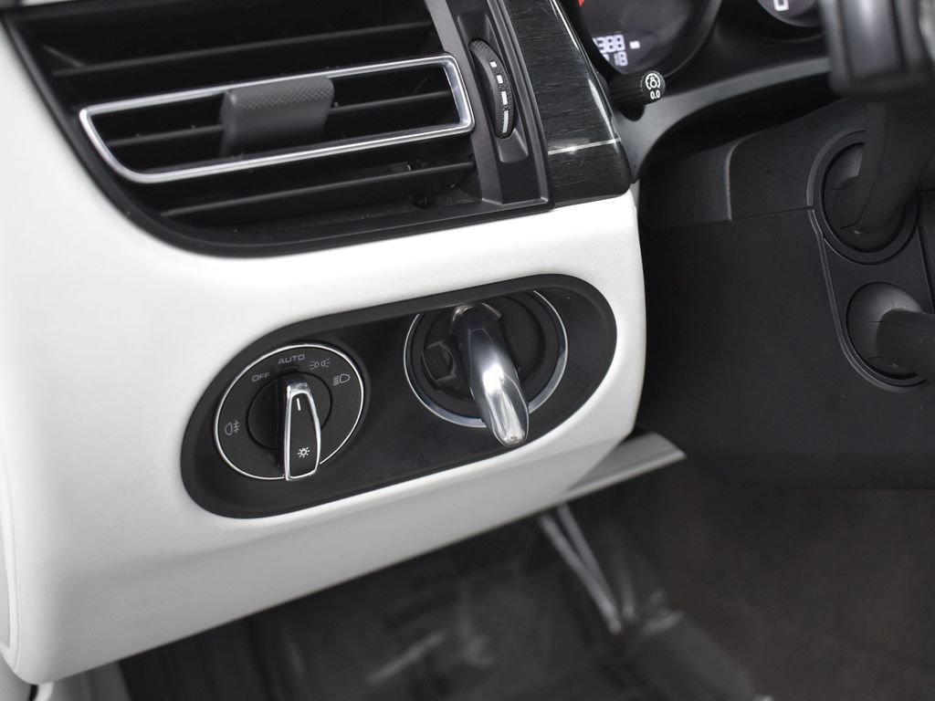 Used 2020 Porsche Macan Turbo image 10