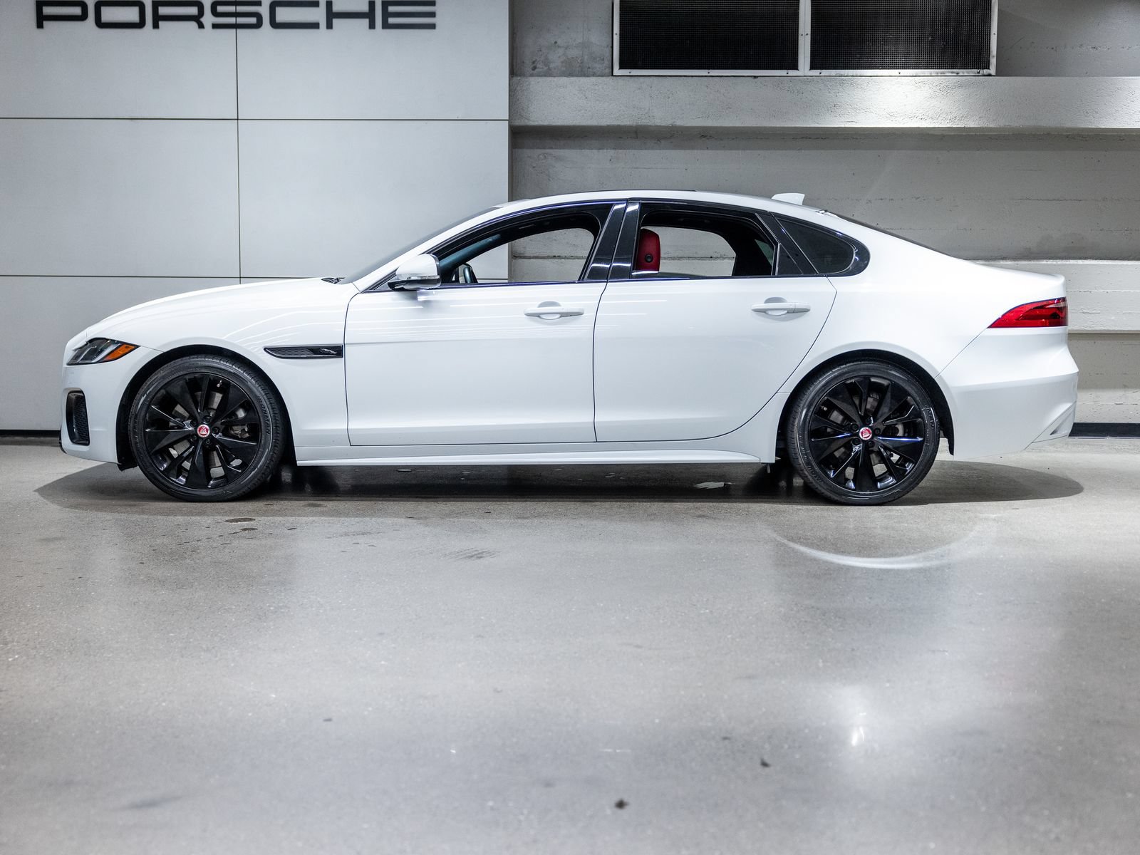 Used 2022 Jaguar XF R-Dynamic SE AWD/4WD image 2