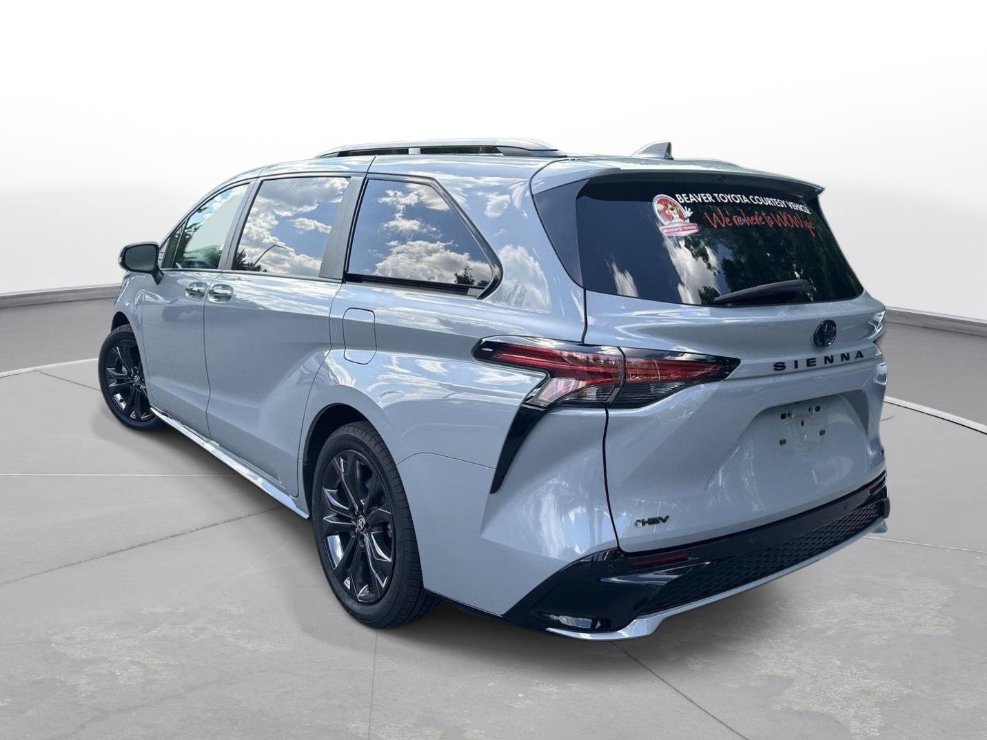 Used 2025 Toyota Sienna XSE FWD image 8