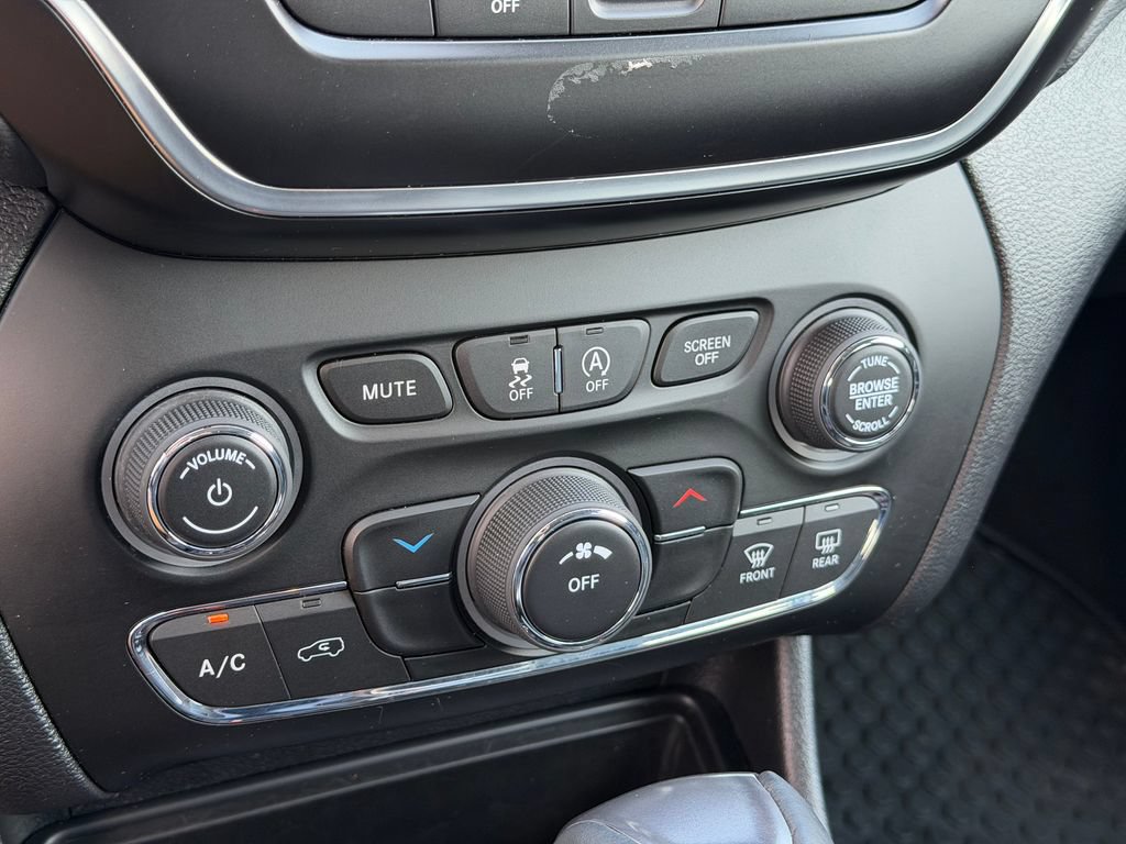 Used 2020 Jeep Cherokee Latitude Plus w/ Cold Weather Group AWD/4WD image 28