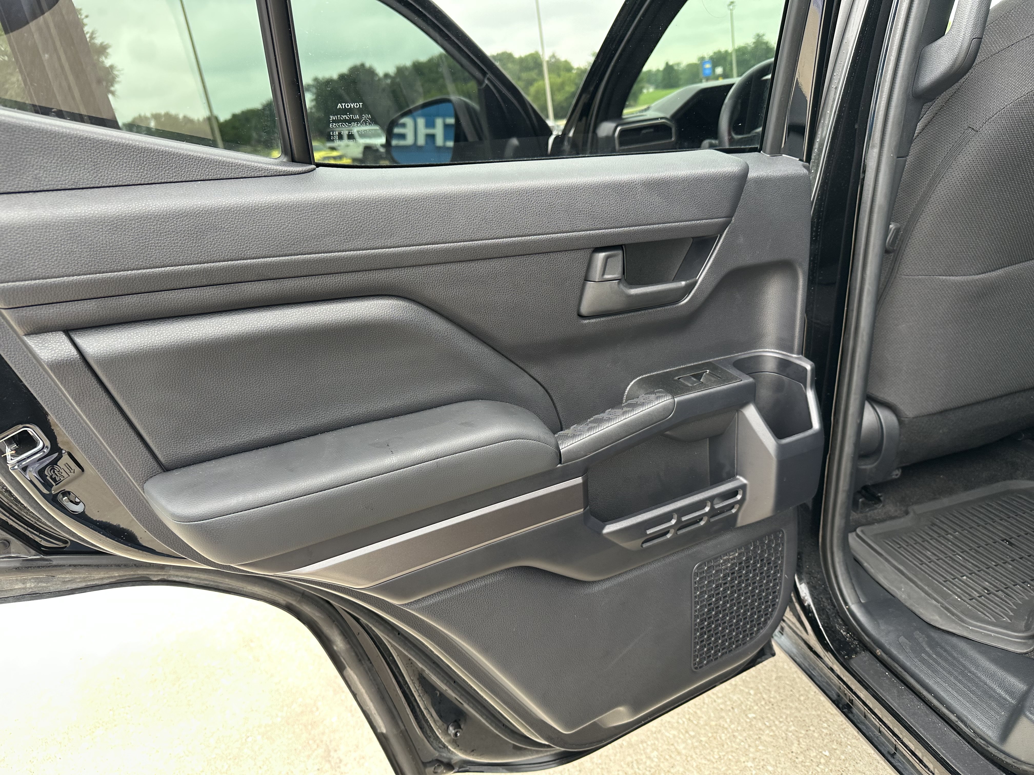 Used 2025 Toyota 4Runner SR5 AWD/4WD image 17
