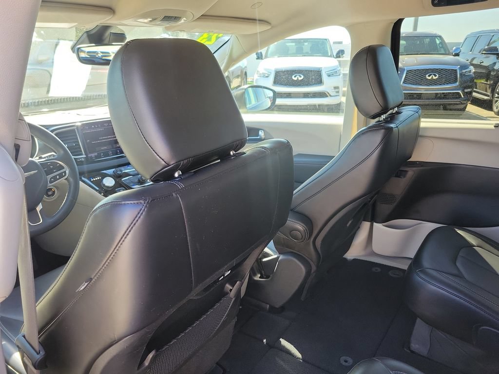 Used 2023 Chrysler Pacifica Touring-L FWD image 18