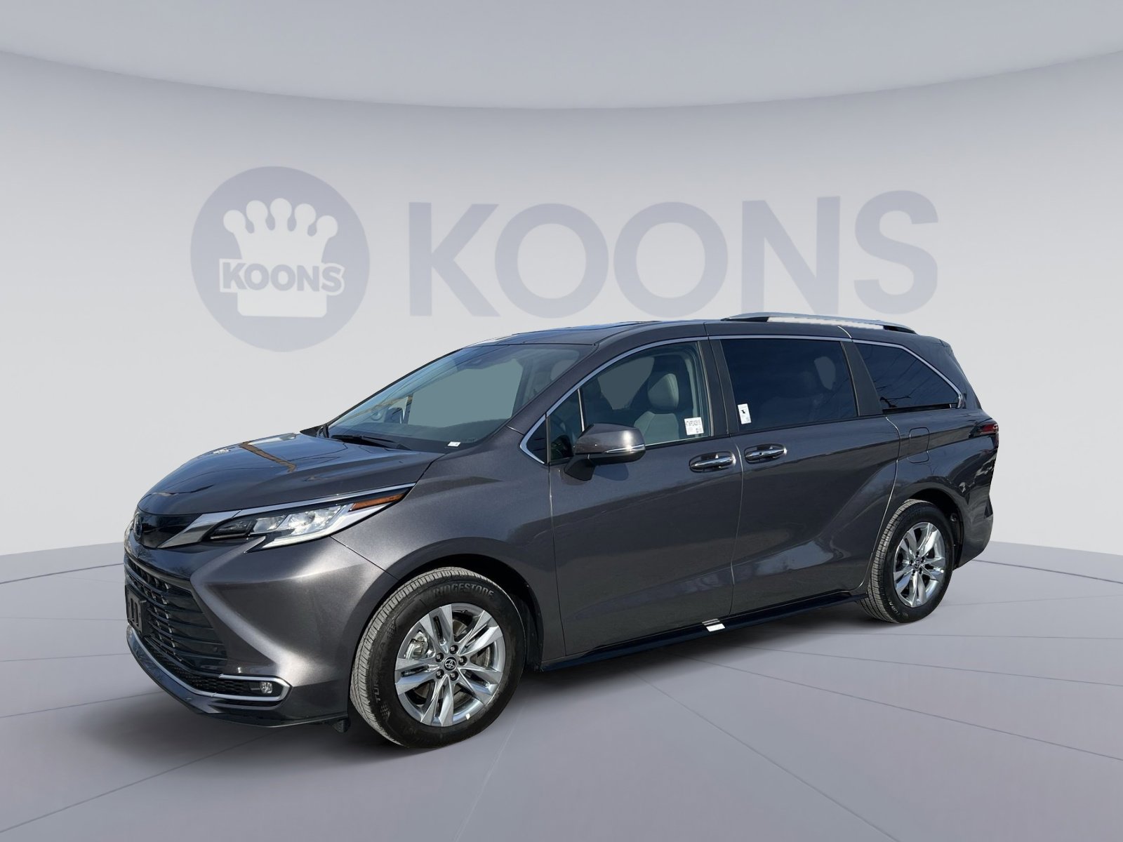 Used 2024 Toyota Sienna Limited image 1