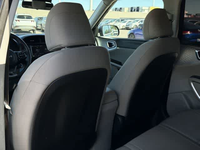 Used 2023 Kia Soul LX w/ LX Technology Package FWD image 15