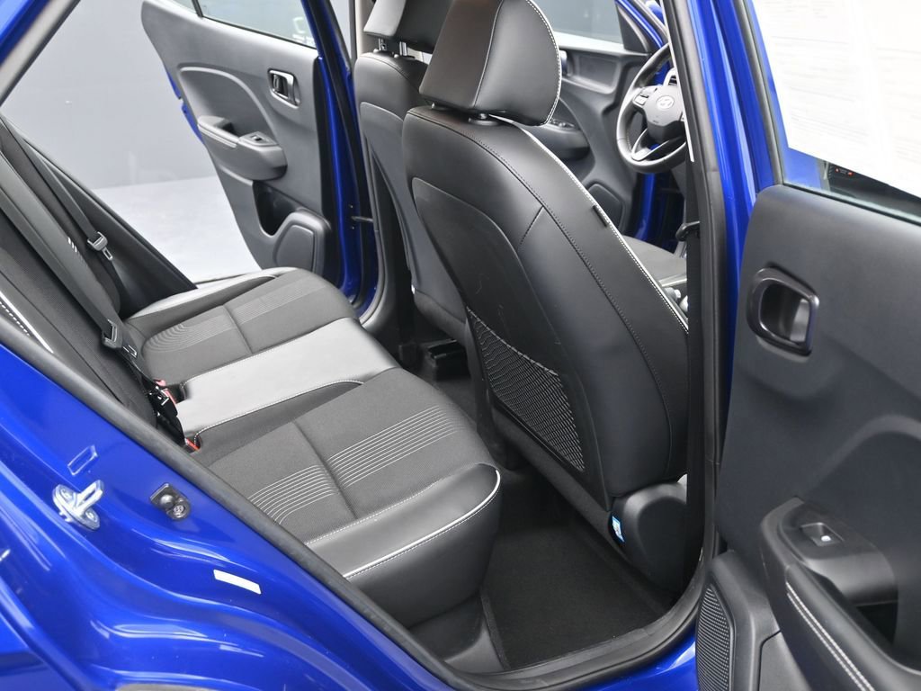 Used 2023 Hyundai Venue Limited image 19