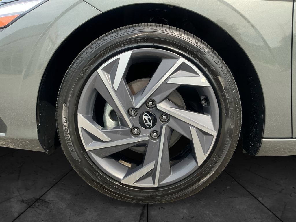 Used 2025 Hyundai Elantra Limited FWD image 15