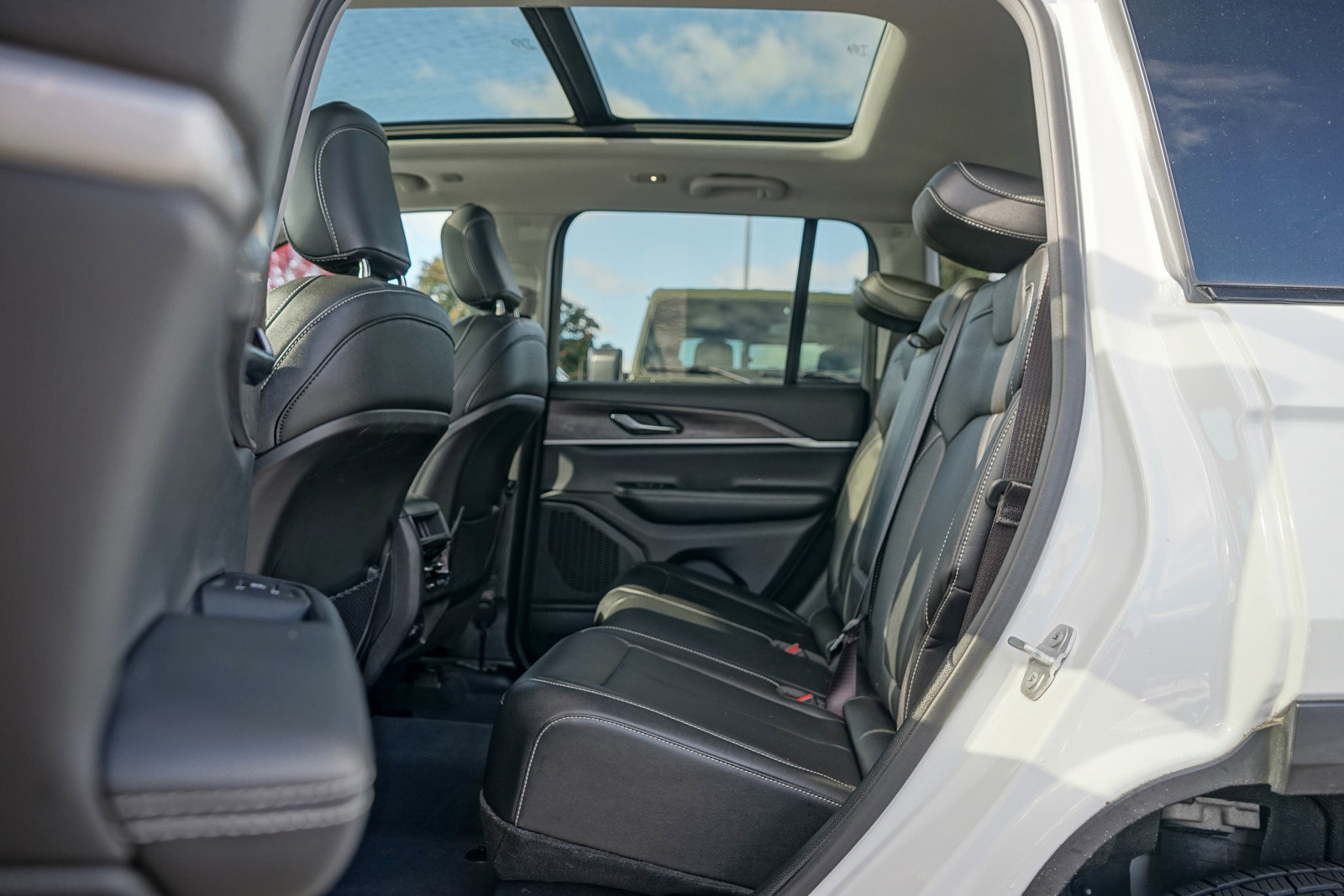 Used 2023 Jeep Grand Cherokee Limited w/ Black Appearance Package image 22