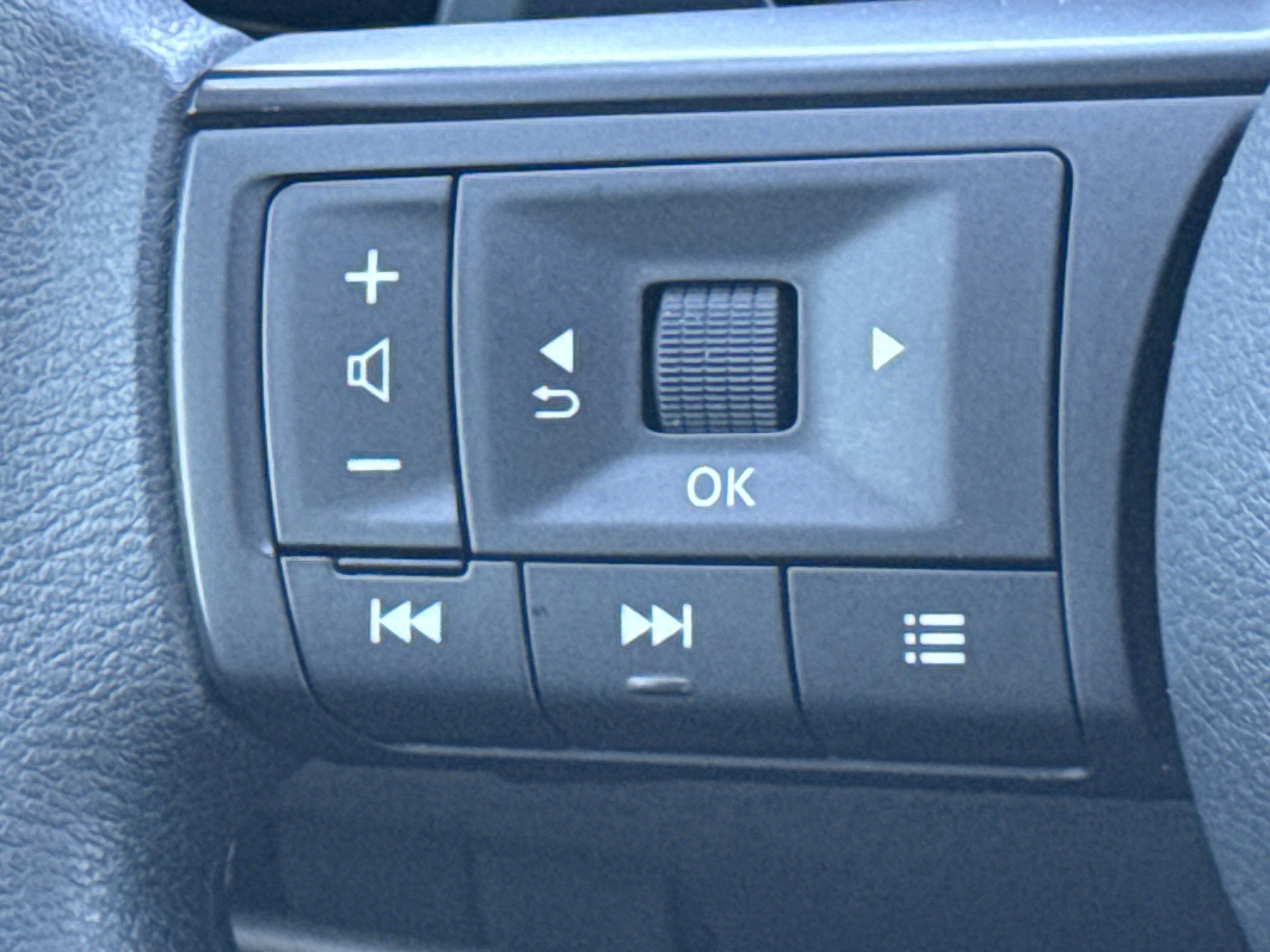 Used 2023 Nissan Rogue S image 19