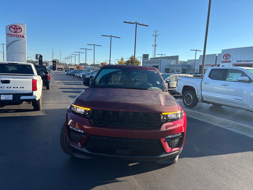 Used 2025 Jeep Grand Cherokee Limited w/ Black Appearance Package image 8