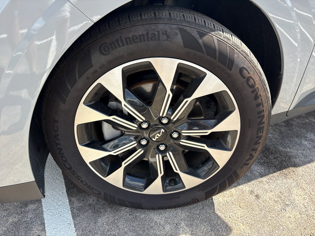 Used 2024 Kia Carnival EX FWD image 12