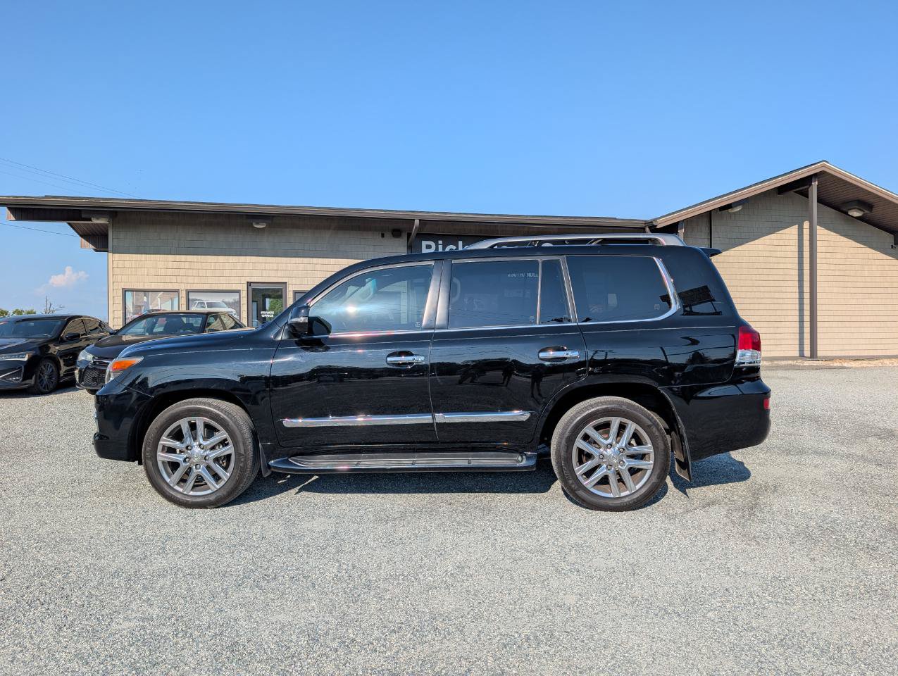 Used 2013 Lexus LX 570 4WD w/ Luxury Pkg w/Pre-crash image 11