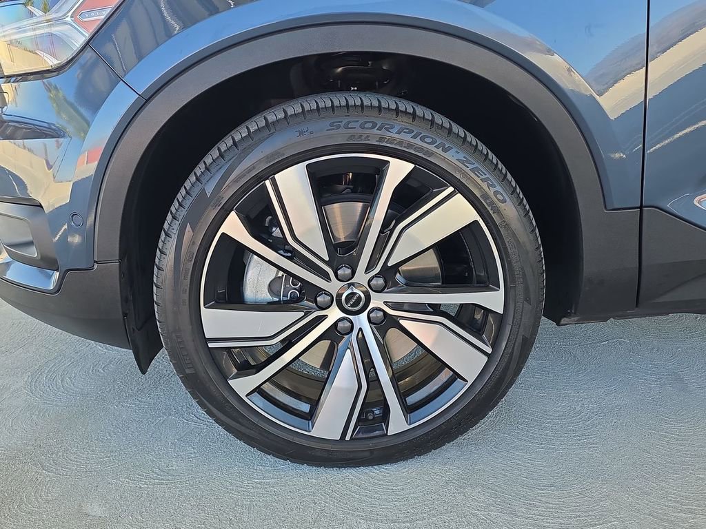 Used 2022 Volvo XC40 P8 Recharge Plus image 33