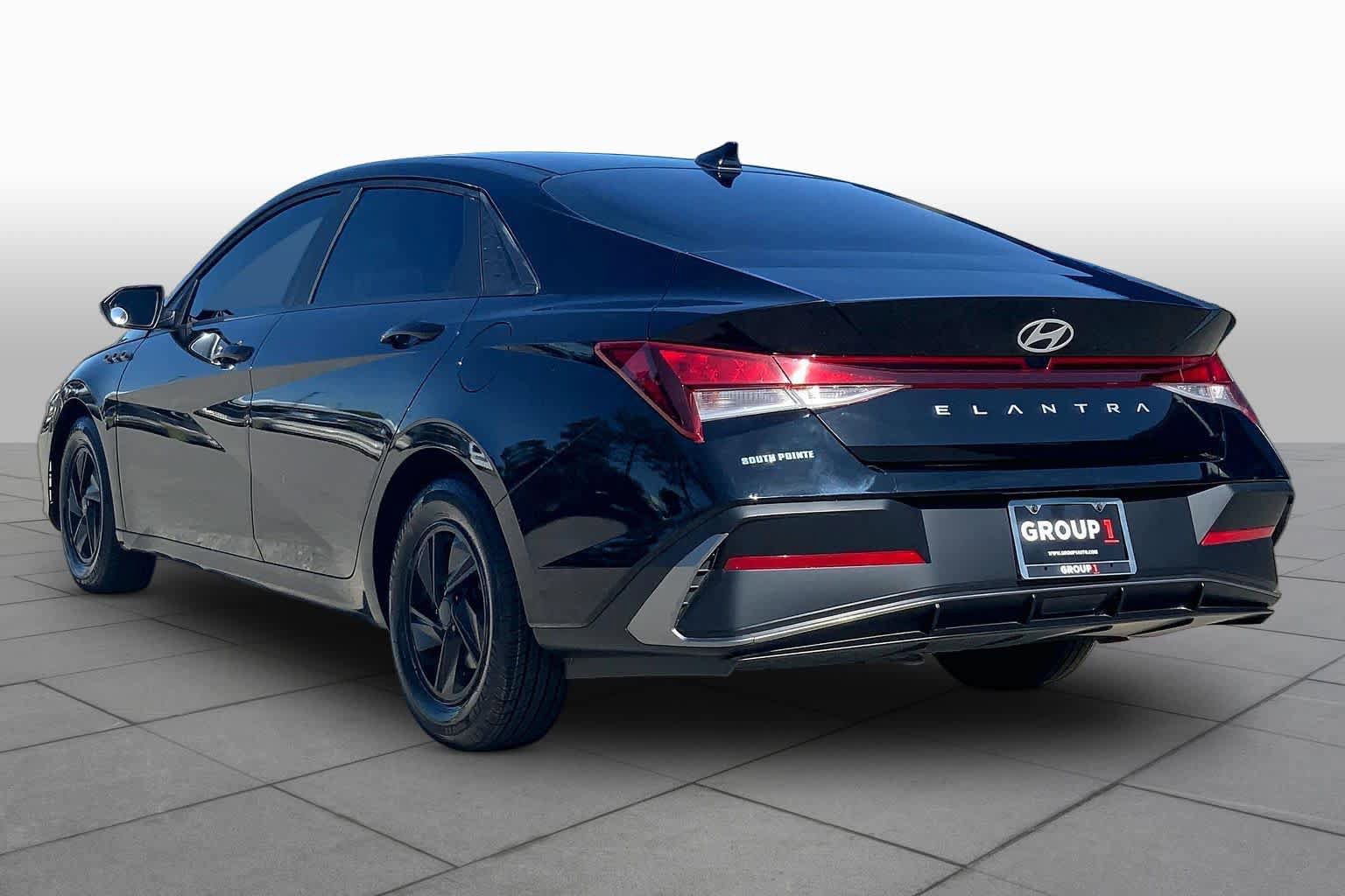 Used 2024 Hyundai Elantra SE FWD image 3