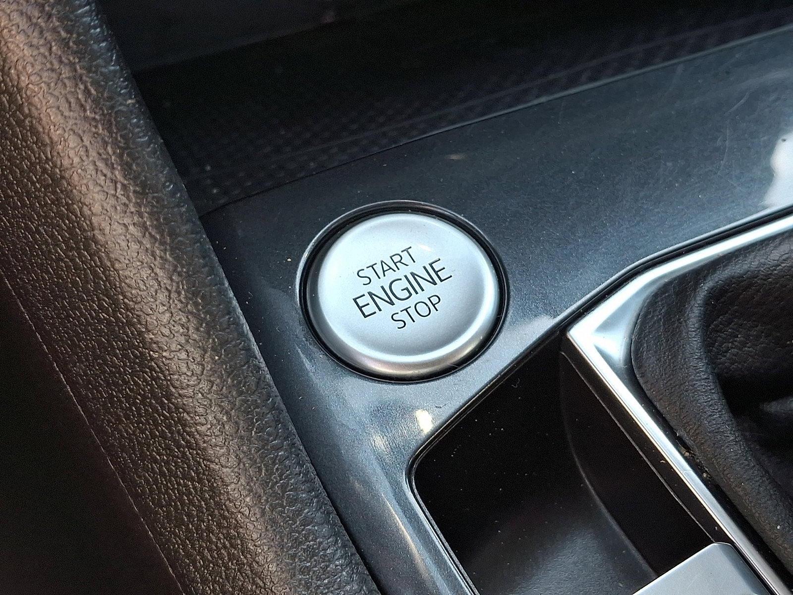 Used 2022 Volkswagen Tiguan SE image 28