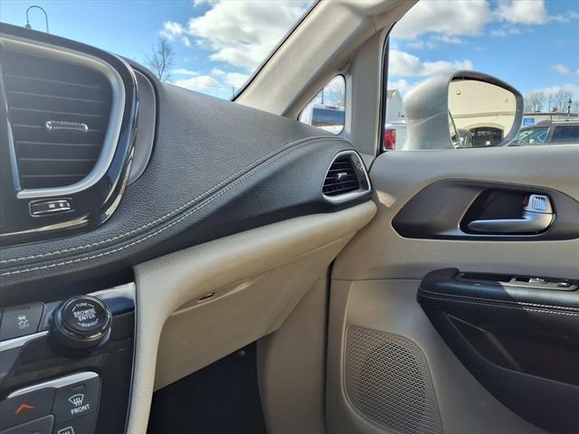 Used 2021 Chrysler Pacifica Touring-L FWD image 20