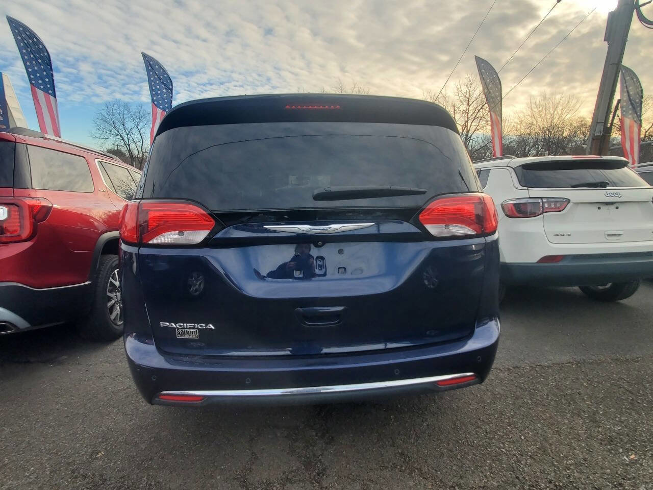 Used 2017 Chrysler Pacifica Touring-L Plus w/ Advanced Safetytec Group image 4