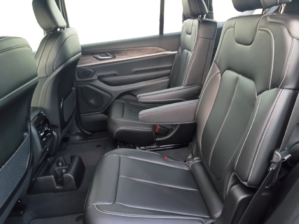 New 2027 Jeep Grand Cherokee L Limited w/ Limited Altitude Package AWD/4WD image 22