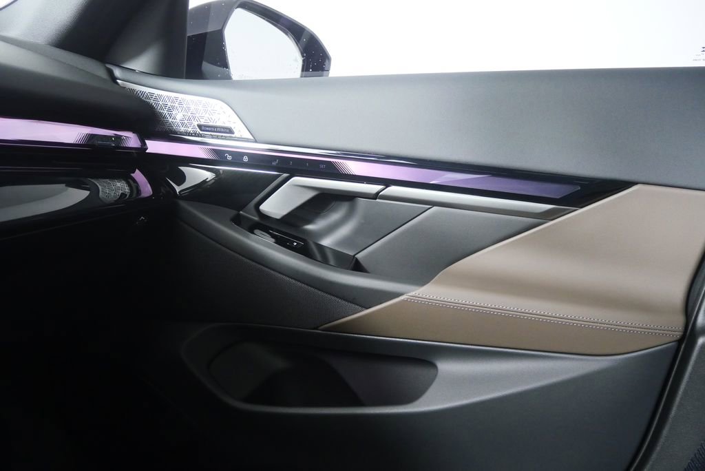 Used 2026 BMW 540i xDrive w/ M Sport Package image 28