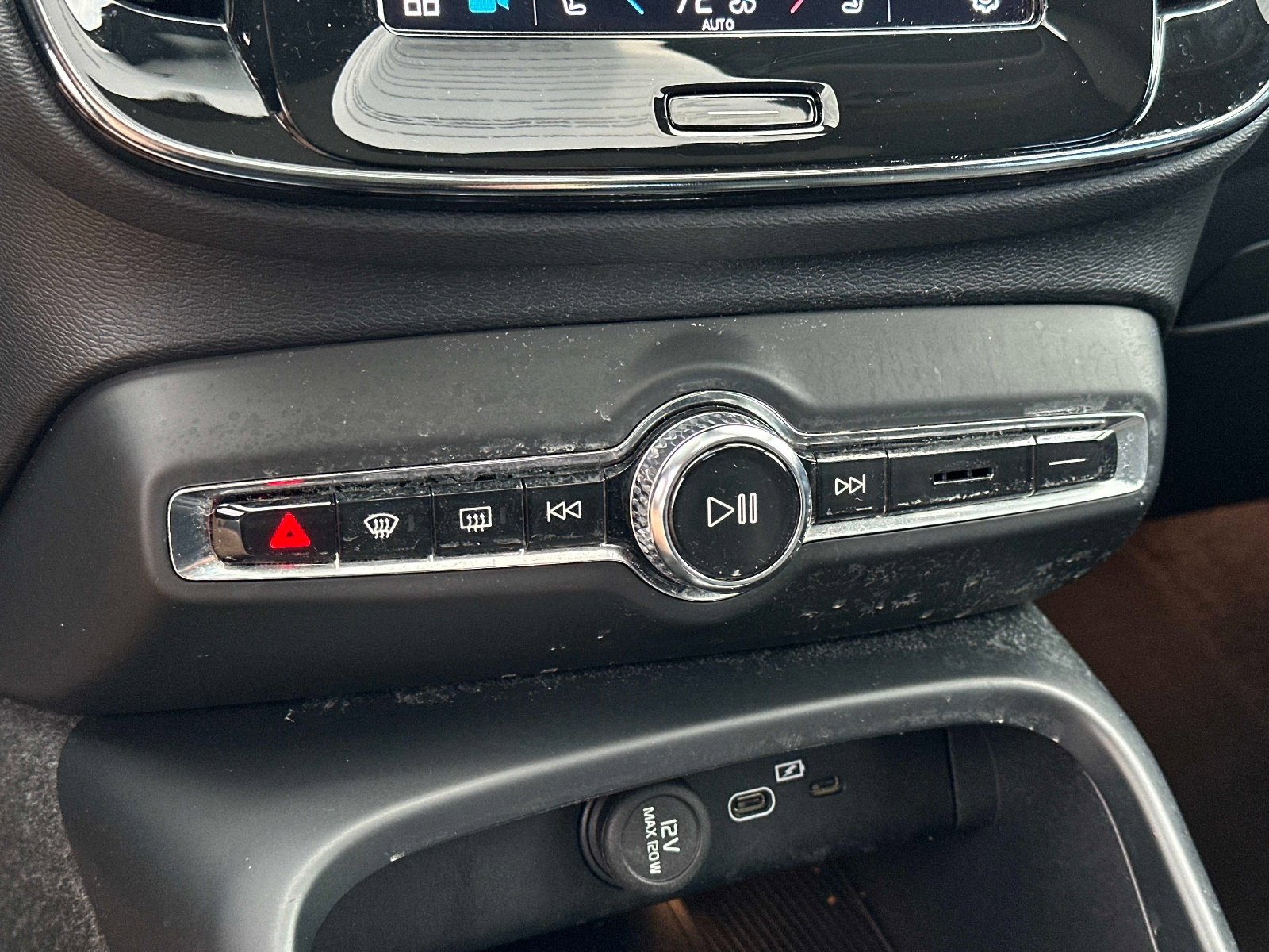 Certified 2023 Volvo XC40 B5 Ultimate w/ Protection Package Premier image 24