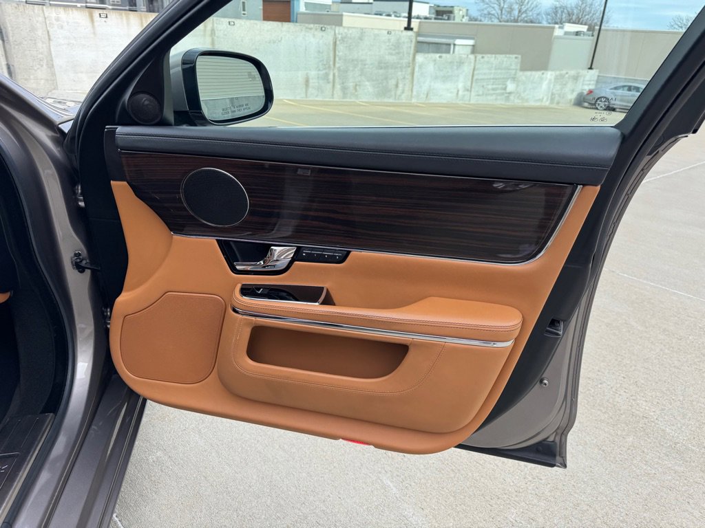 Used 2011 Jaguar XJ L image 29