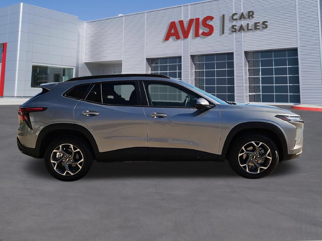 Used 2026 Chevrolet Trax LT FWD image 5