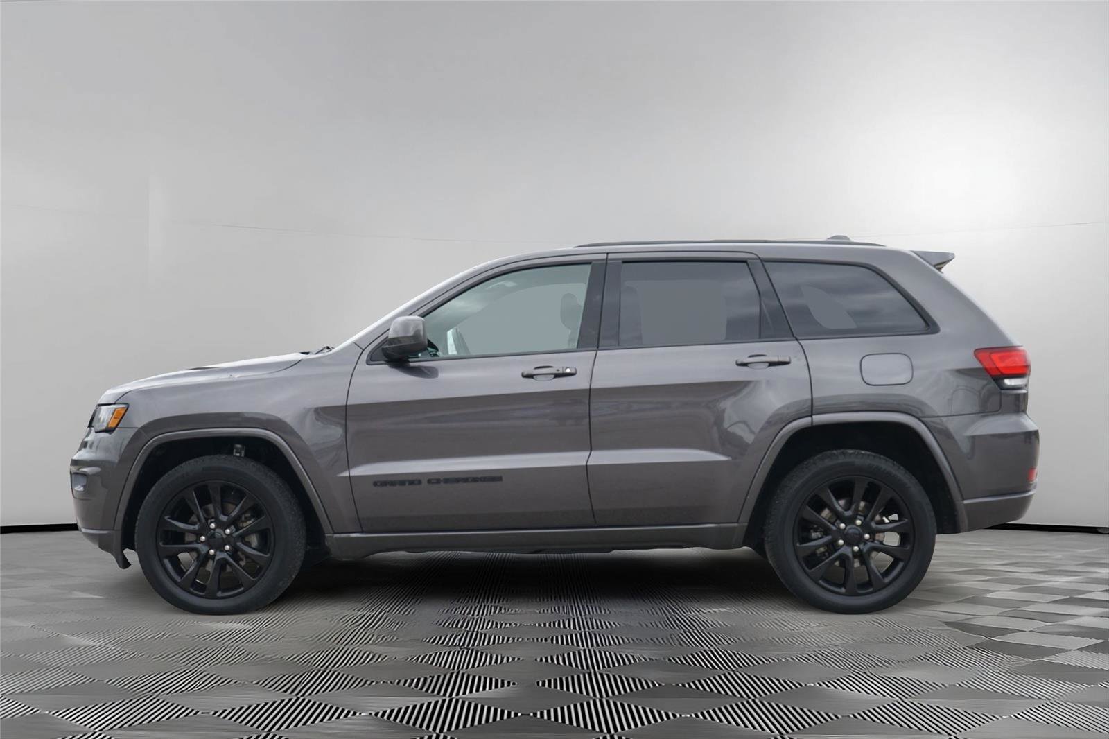 Used 2019 Jeep Grand Cherokee Altitude AWD/4WD image 7