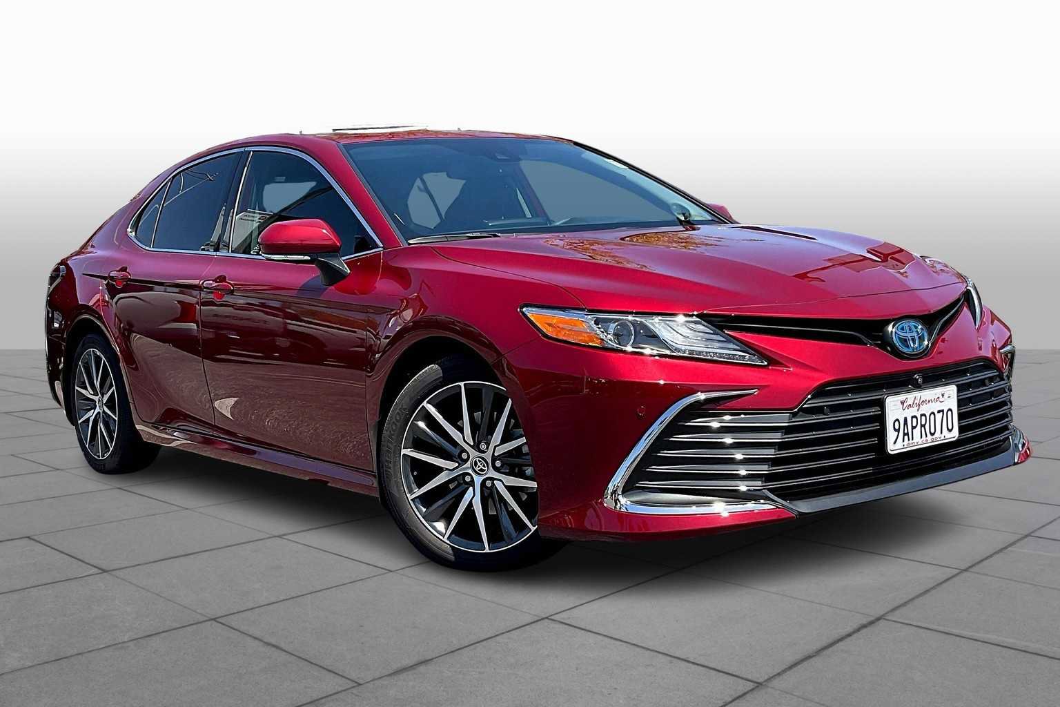 Used 2022 Toyota Camry XLE w/ Navigation Upgrade Package FWD image 2