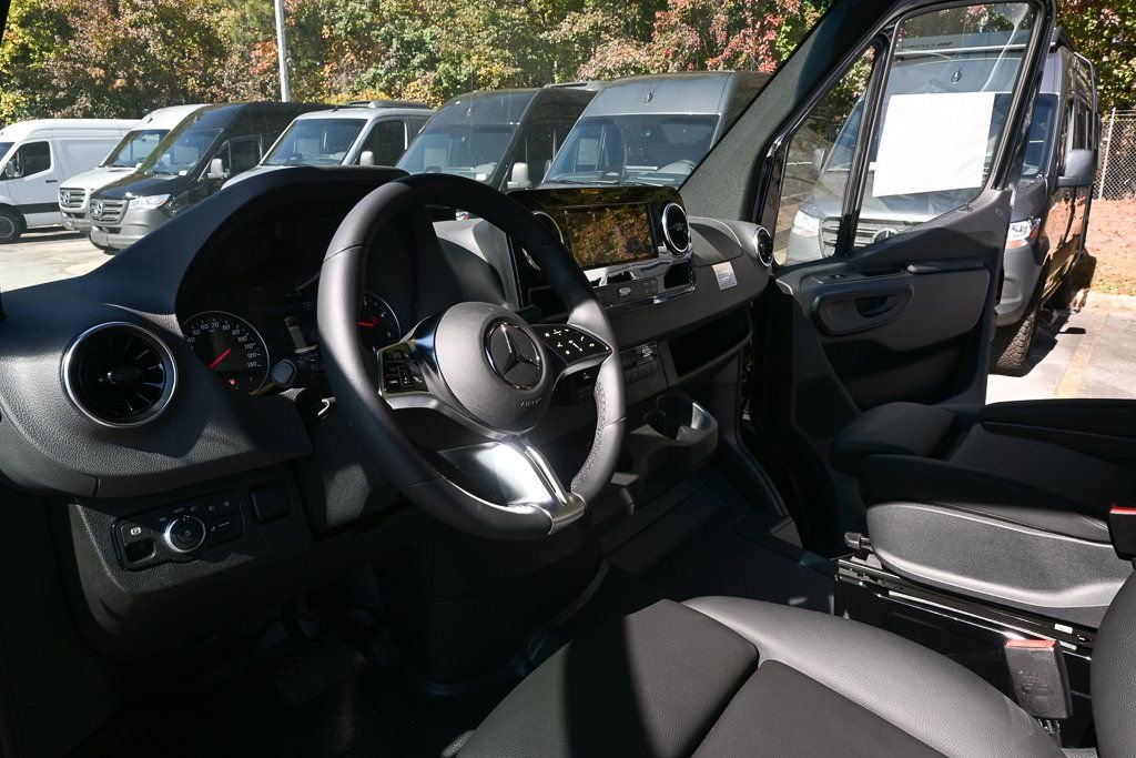 Used 2025 Mercedes-Benz Sprinter 2500 image 6