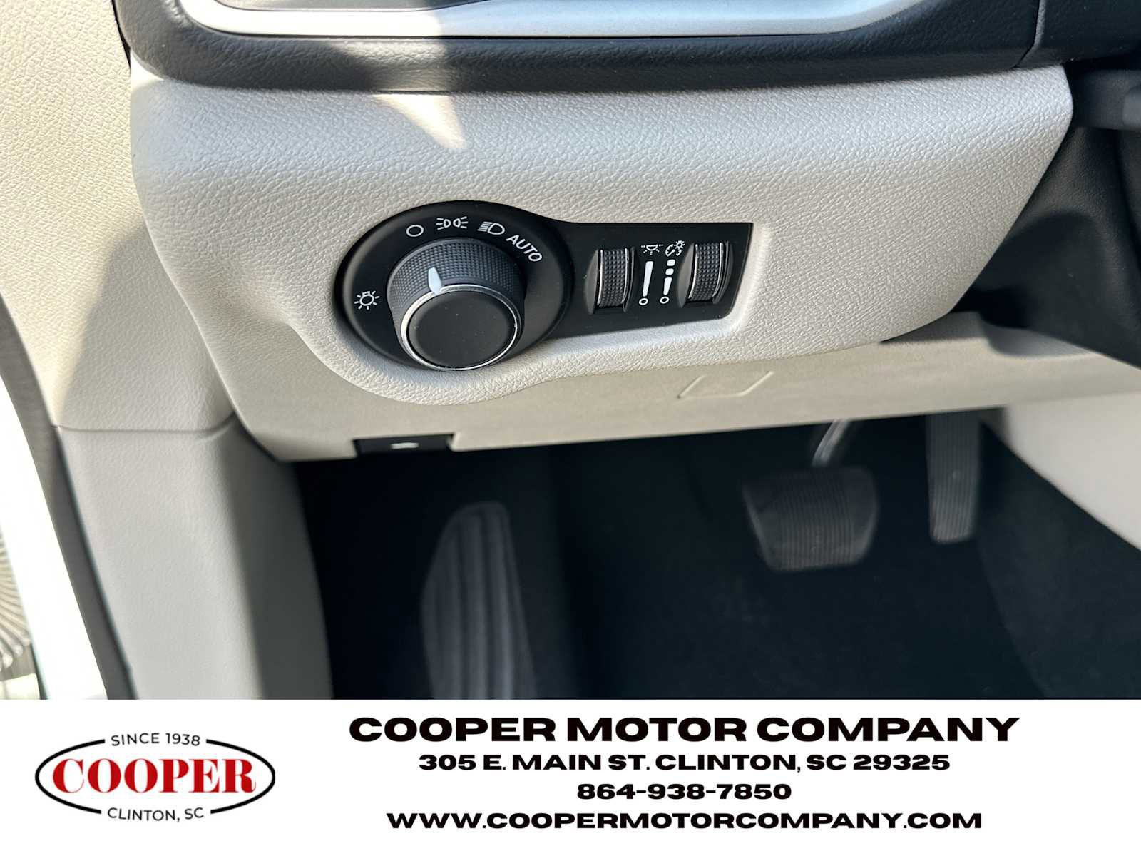 Used 2023 Chrysler Voyager LX image 29