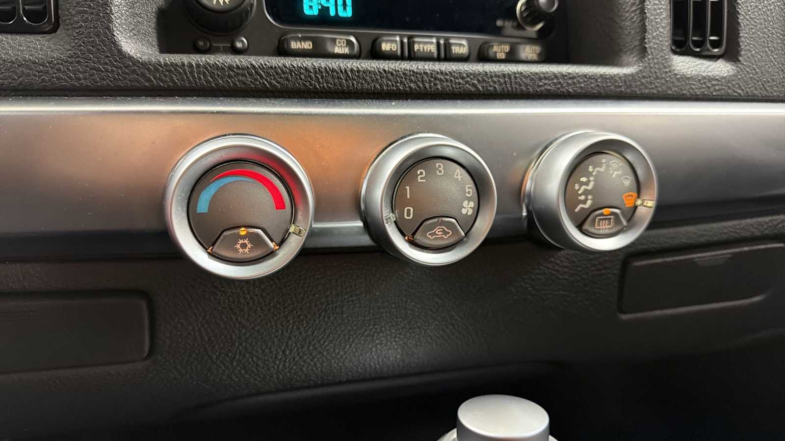 Used 2004 Chevrolet SSR w/ Preferred Equipment Group RWD image 19