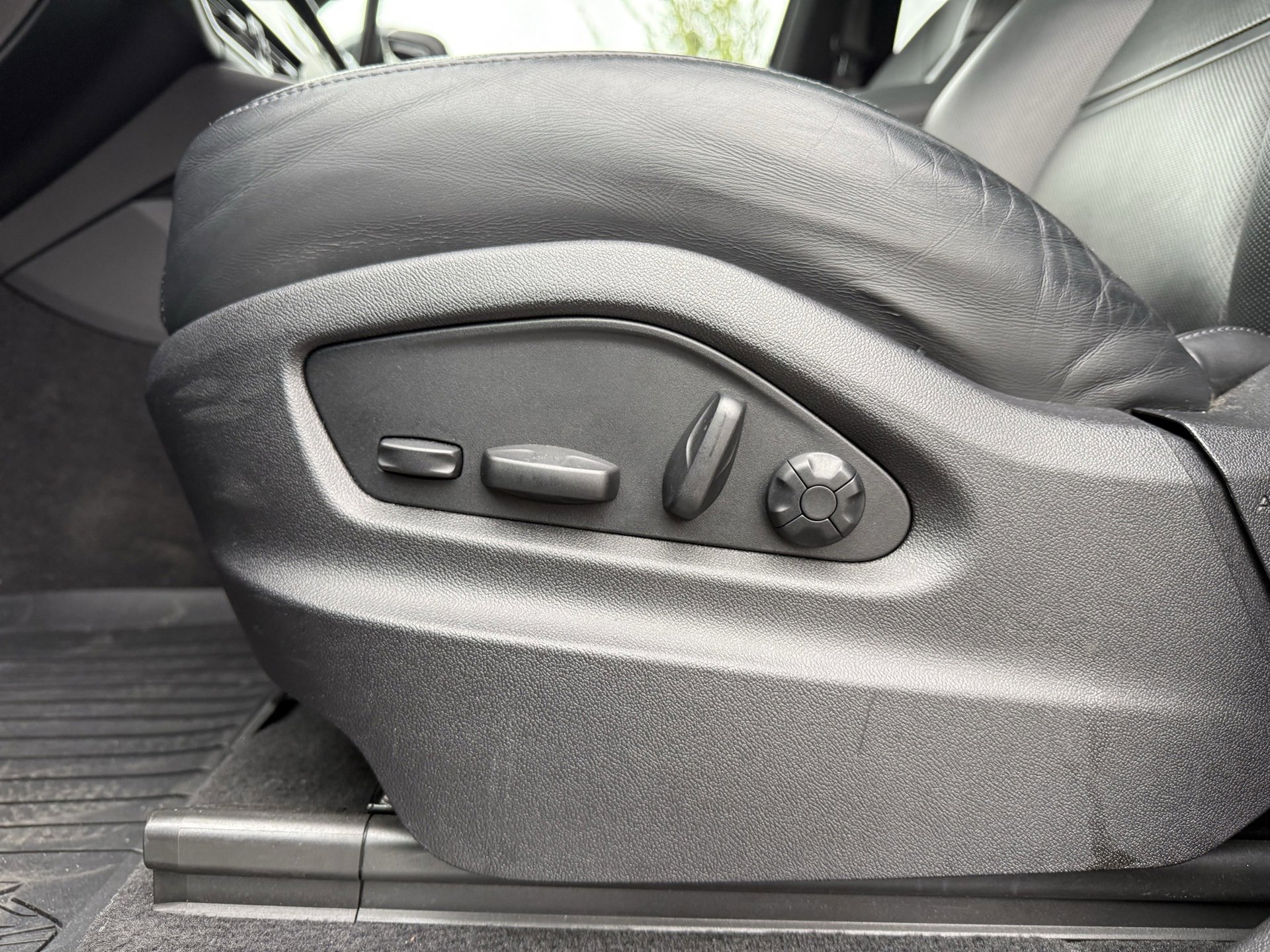 Certified 2022 Porsche Cayenne Platinum Edition image 28