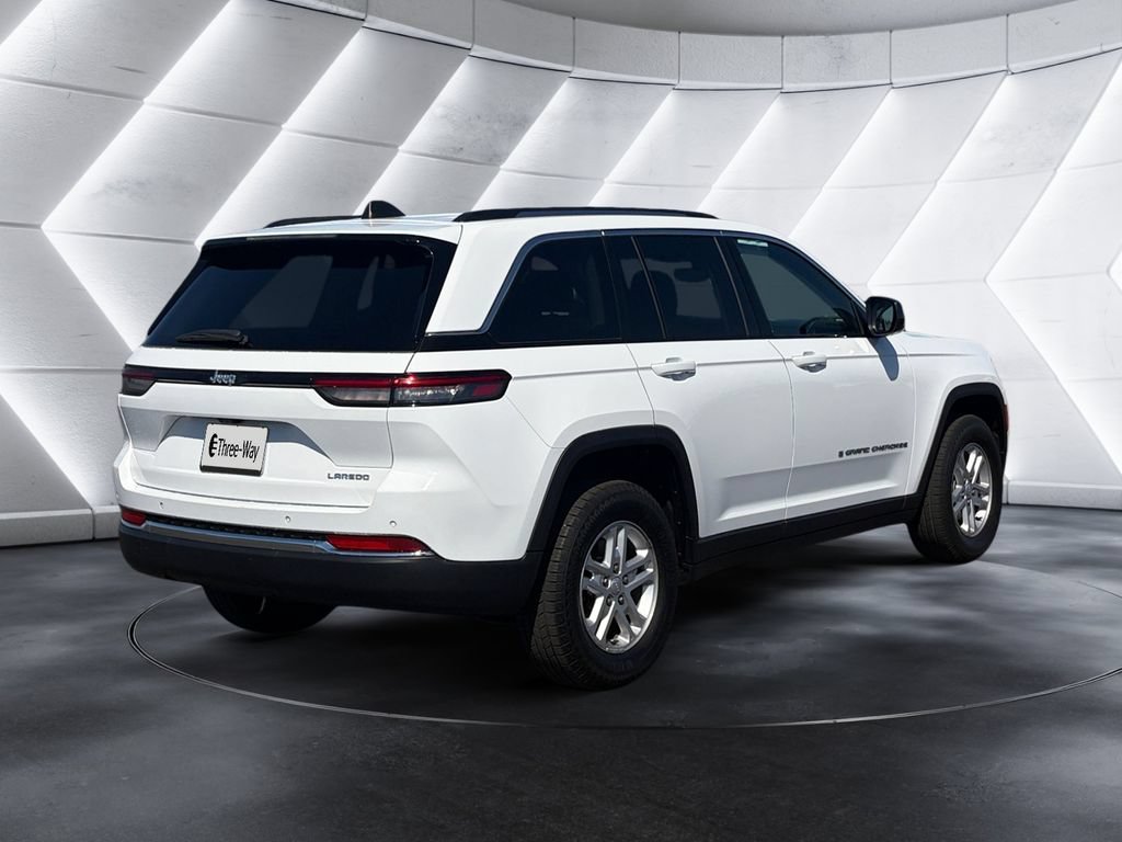 Used 2024 Jeep Grand Cherokee Laredo RWD image 5