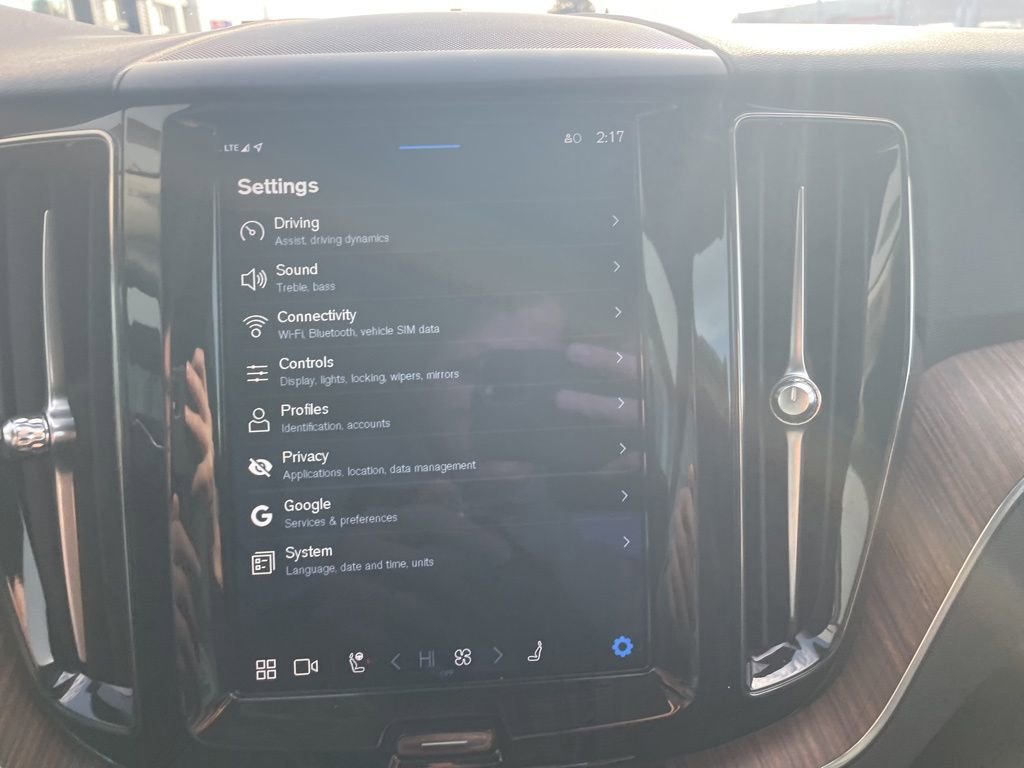 Certified 2023 Volvo XC60 B5 Plus w/ Climate Package image 32