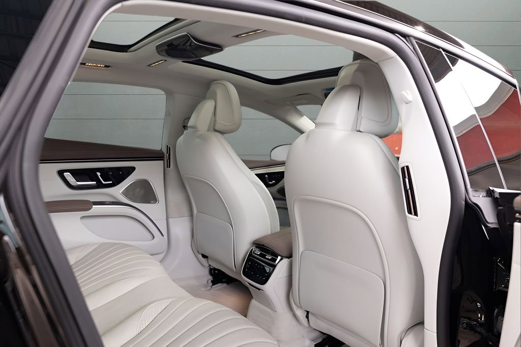Used 2022 Mercedes-Benz EQS 580 4MATIC Sedan w/ Pinnacle Trim Package image 73