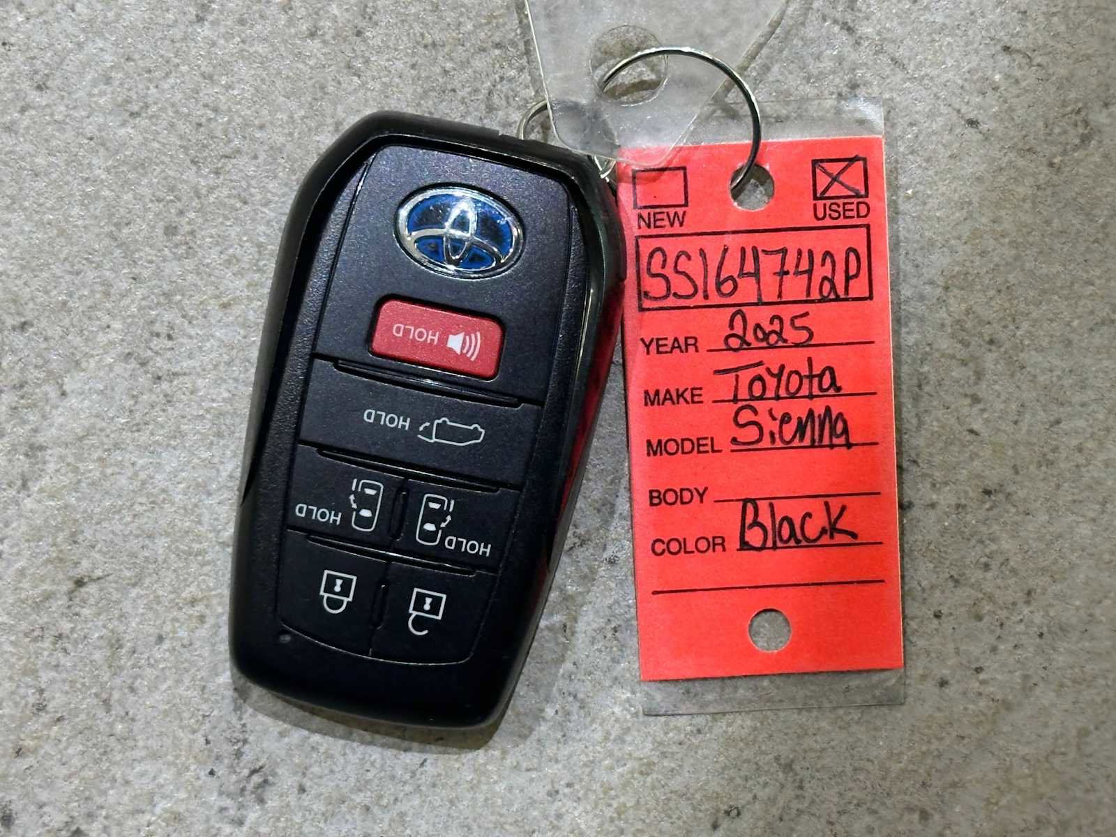 Certified 2025 Toyota Sienna Platinum image 33