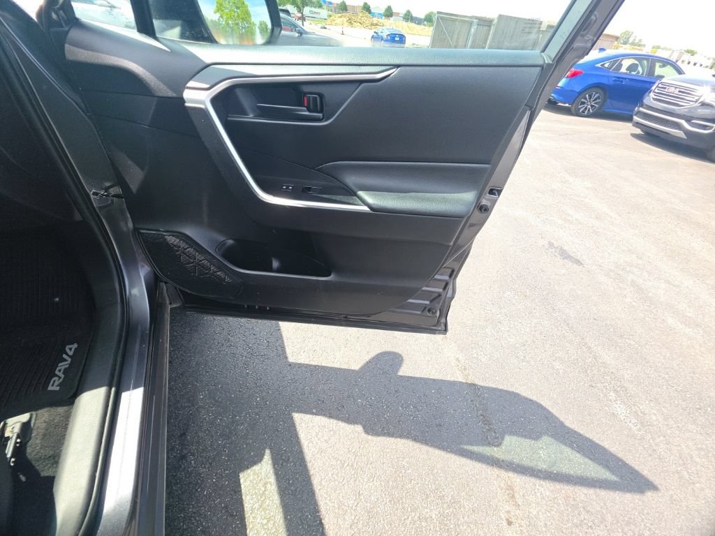 Used 2021 Toyota RAV4 LE FWD image 32