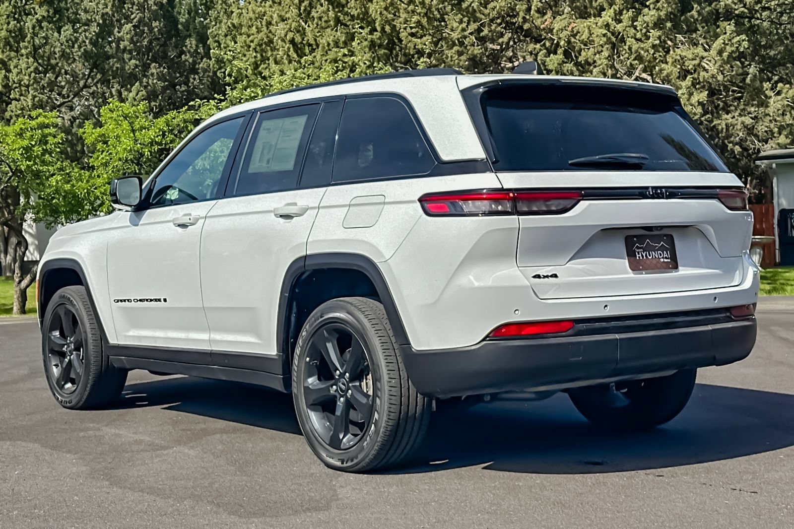 Used 2023 Jeep Grand Cherokee Altitude AWD/4WD image 6