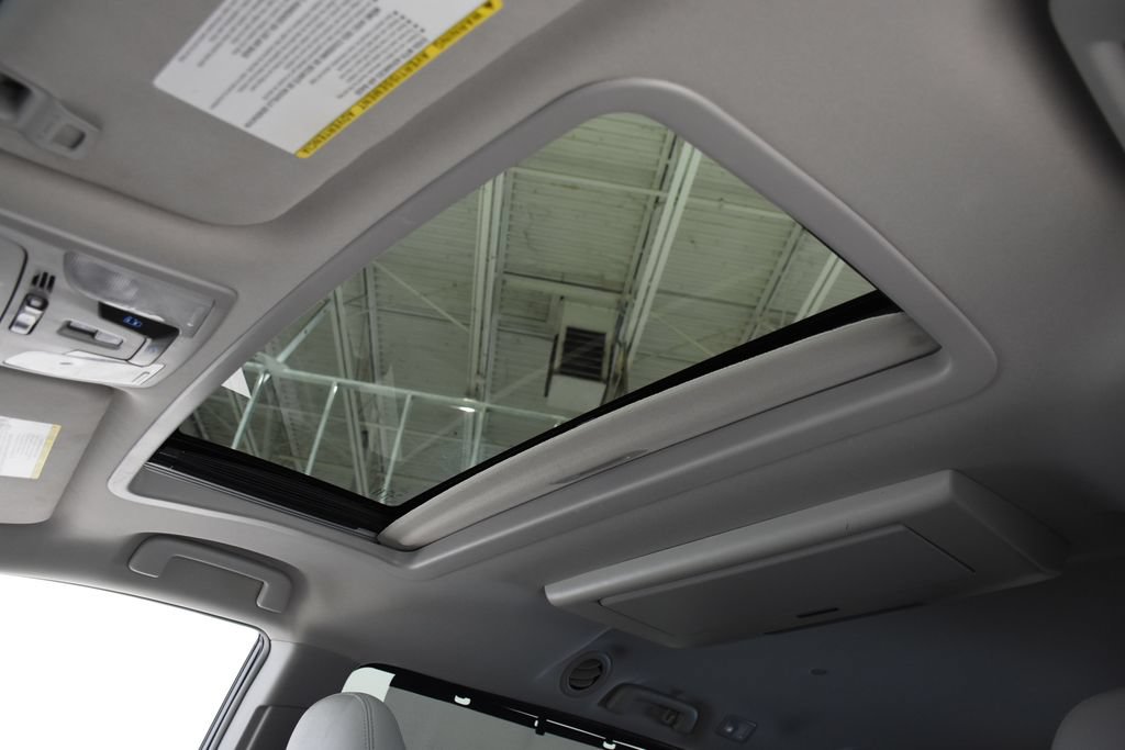 Used 2015 Toyota Sienna XLE Premium FWD image 9