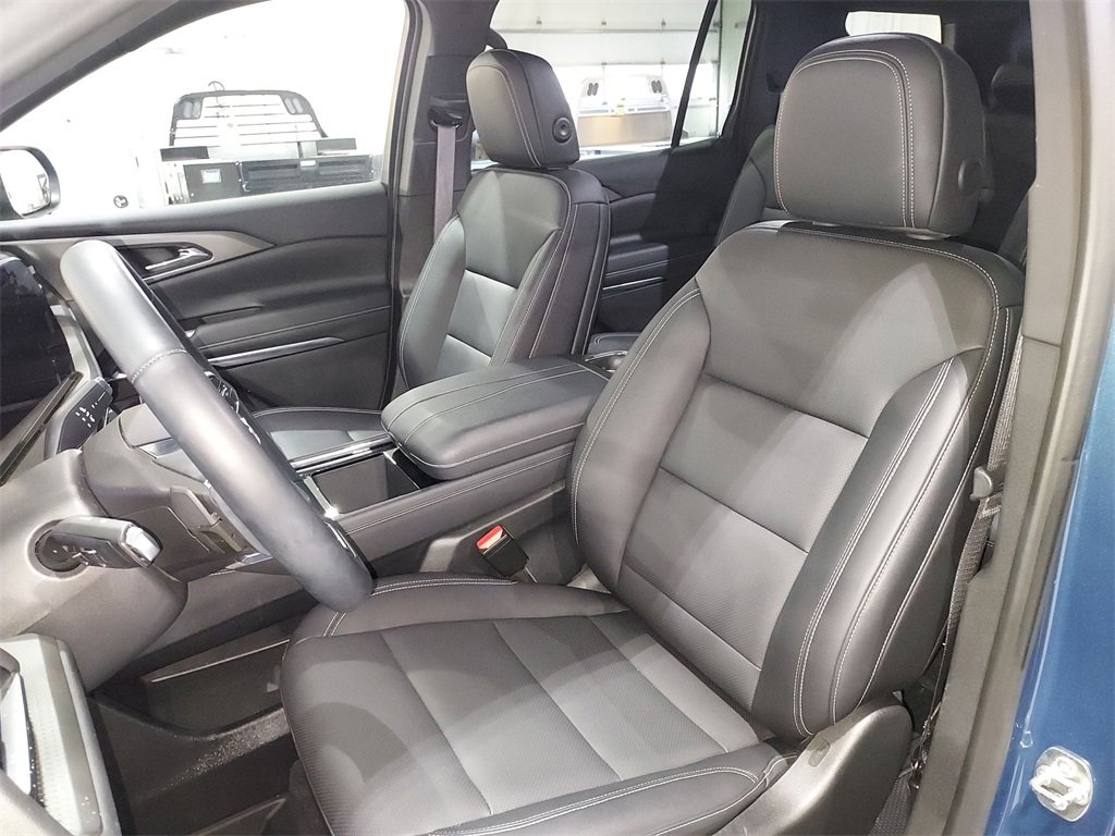 Used 2025 Chevrolet Traverse LT w/ Midnight/Sport Edition image 17
