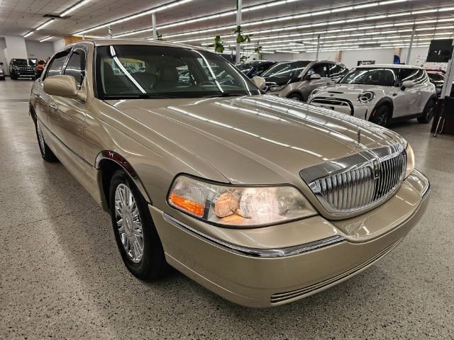 Used 2010 Lincoln Town Car Signature Limited image 3