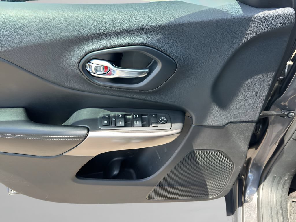 Used 2019 Jeep Cherokee Latitude Plus w/ Cold Weather Group AWD/4WD image 9