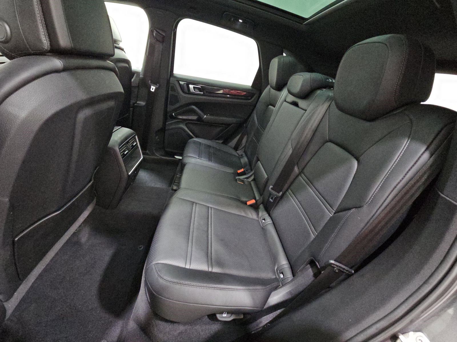Used 2023 Porsche Cayenne AWD/4WD image 16