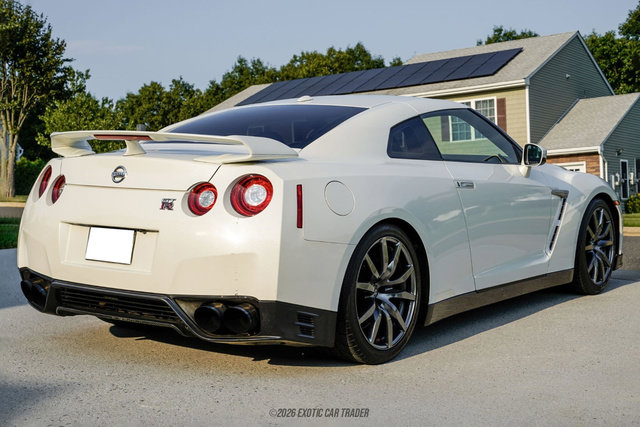 Used 2016 Nissan GT-R Premium AWD/4WD image 8