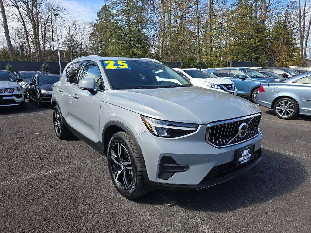 Used 2025 Volvo XC40 B5 Core image 2