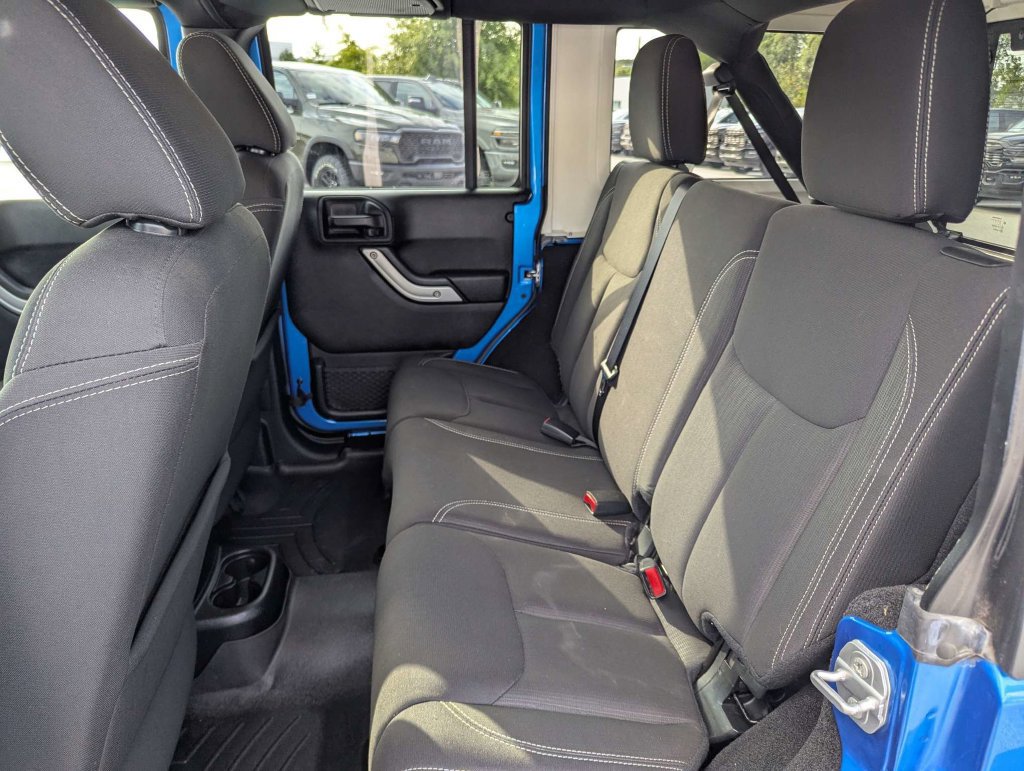 Used 2016 Jeep Wrangler Unlimited Rubicon w/ Connectivity Group AWD/4WD image 13