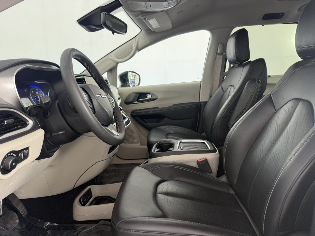 Used 2024 Chrysler Pacifica Touring-L FWD image 15