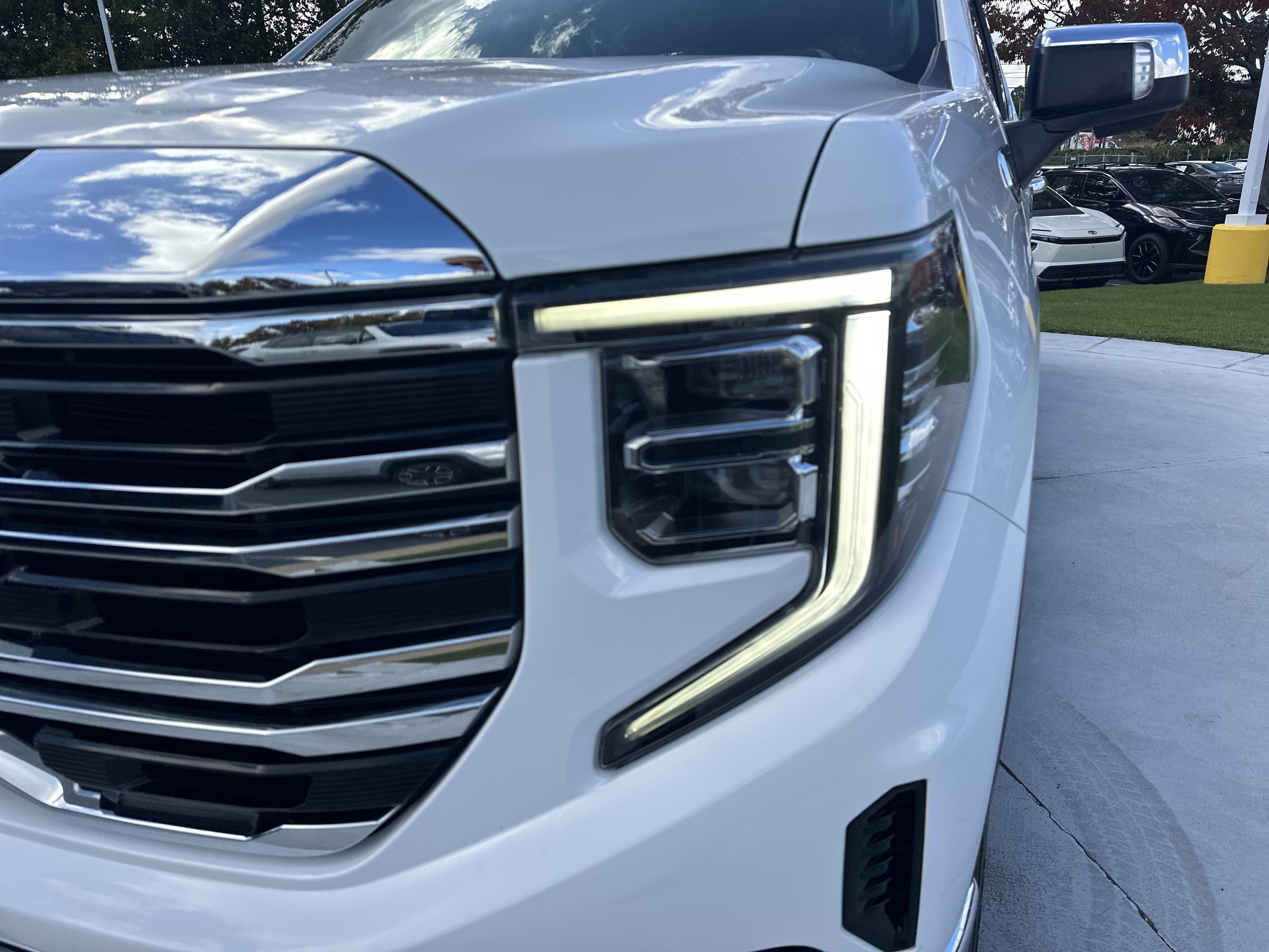 Used 2022 GMC Sierra 1500 SLT w/ SLT Premium Plus Package AWD/4WD image 6